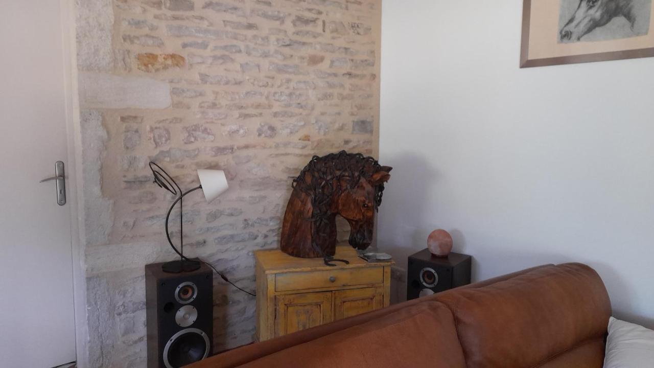 Bed and Breakfast La Charme Jalogny Exterior foto